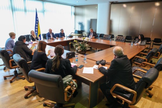 Članovi Vijeća nacionalnih manjina BiH održali radni sastanak sa predstavnicima resornog ministarstva, CIK-a BiH i Misije OESC-a u BiH